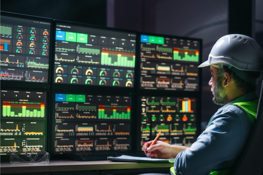 Supervisor de mantenimiento analizando indicadores predictivos en panel SCADA para decisiones inteligentes