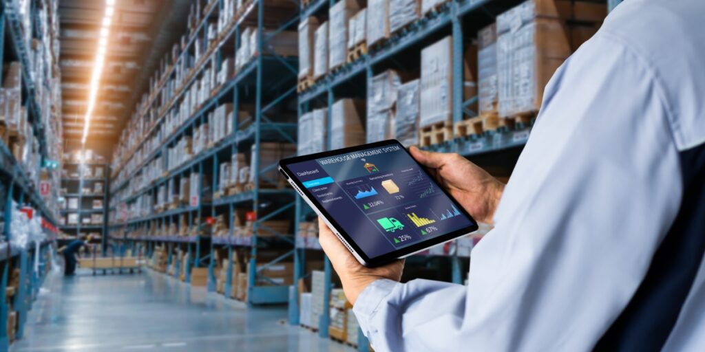 Coordinador de almacén revisando dashboard de inventario con análisis predictivo en tiempo real.