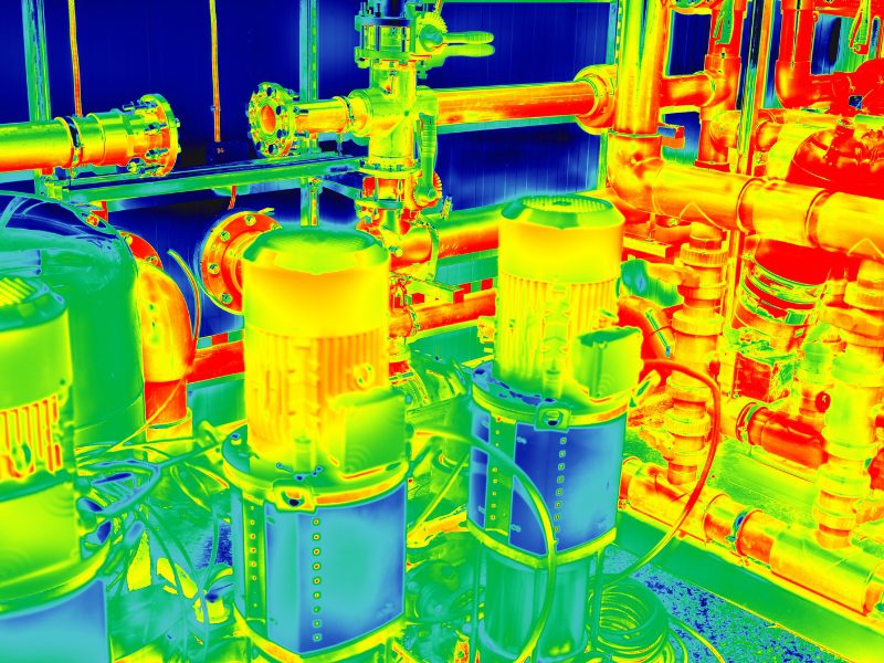 Imagen termográfica de motores eléctricos donde se aprecian zonas calientes detectadas por sensores IIoT.