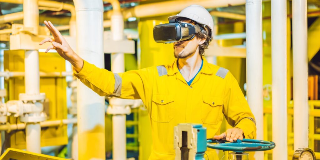 Técnico con gafas de realidad aumentada interactúa con una máquina industrial, siguiendo pasos guiados y viendo KPIs en tiempo real para mantenimiento en campo.